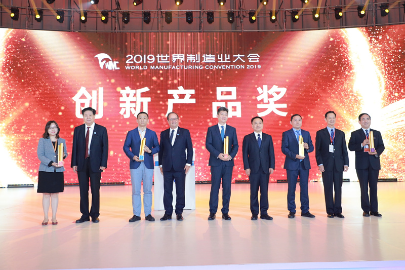 陜鼓集團(tuán)黨委書記、董事長李宏安（右一）代表企業(yè)領(lǐng)取了創(chuàng)新產(chǎn)品金獎(jiǎng)_副本.jpg